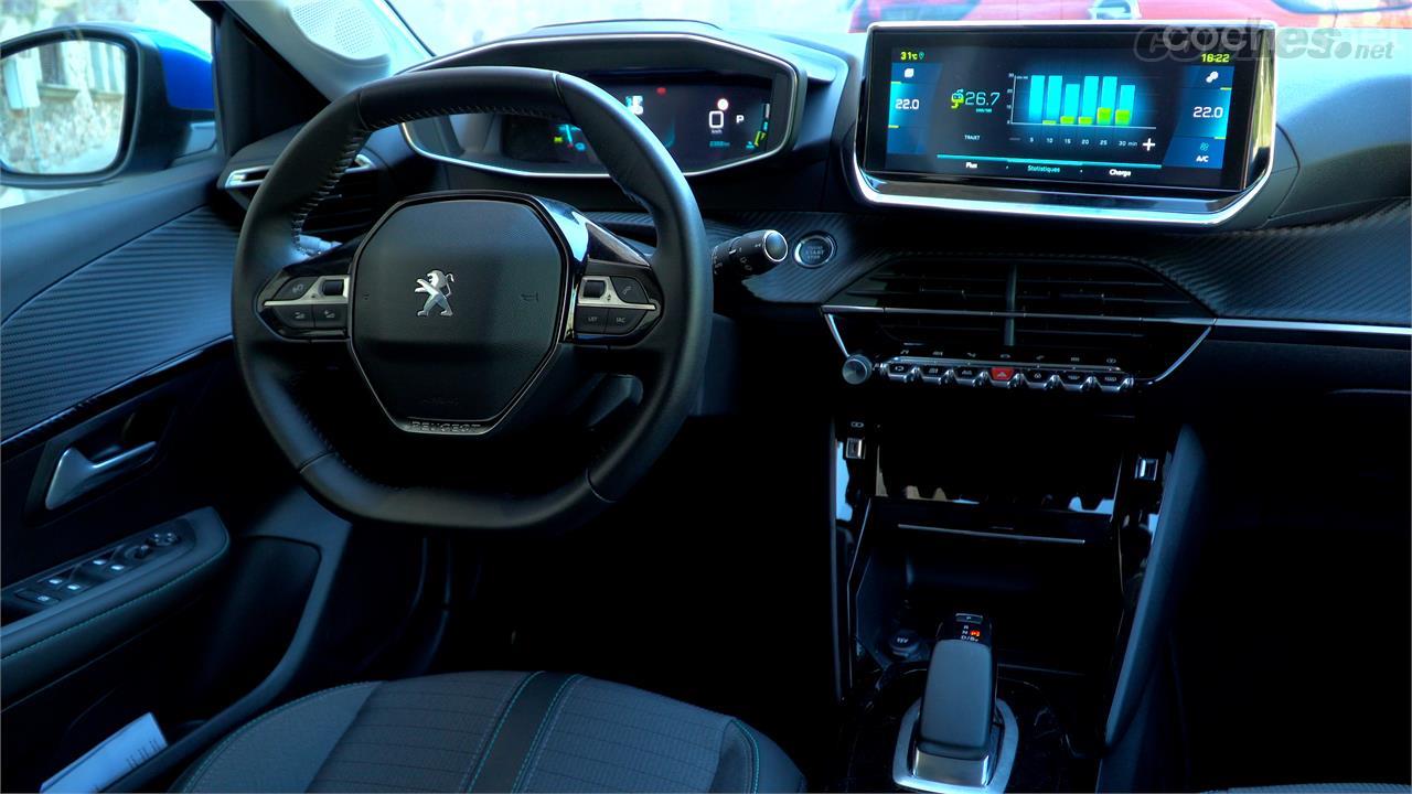 Te puede gustar más o menos el puesto de conducción tipo i-cockpit del Peugeot e-208, pero el diseño en general está muy bien conseguido. De los tres, es el más espectacular.