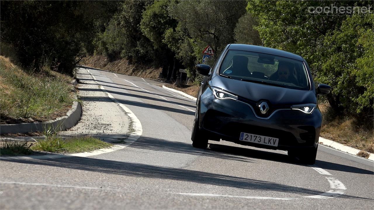 En carretera hemos encontrado muchas diferencias entre ellos. El Zoe es el más cómodo con diferencia, mientras que el e-208 nos ha parecido el más dinámico, con el Corsa-e muy similar en respuesta.