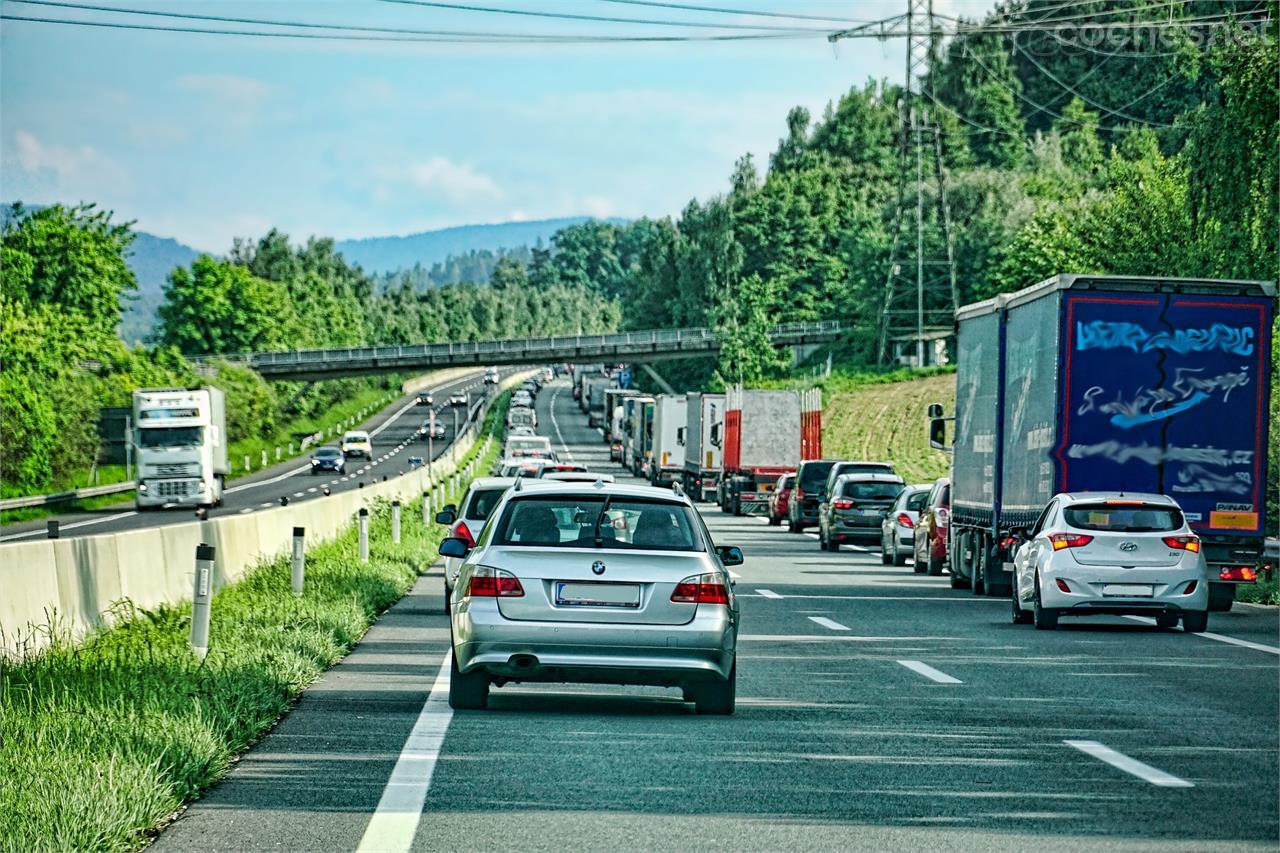 Ante un atasco, reduce progresivamente la velocidad y conecta las luces de emergencia para avisar a los conductores que circulan por detrás.