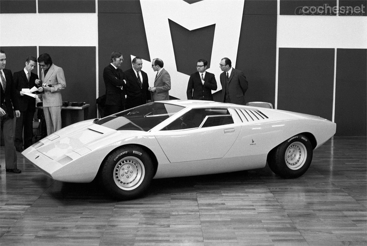 El genial Marcelo Gandini cuando trabajaba para Bertone dio forma al prototipo del Lamborghini Countach que se presentó en 1971.