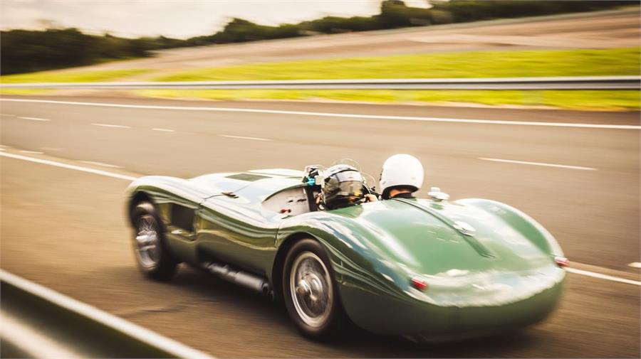 El Jaguar C-Type fue ganador en Le Mans en 1953- Batió el récord de velocidad media, dejándolo en 160 km/h. 