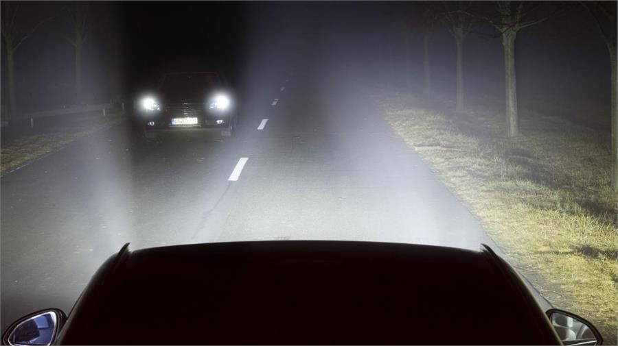 Muchos deslumbramientos nocturnos están provocados por un mal uso de las diferentes luces, sobre todo la de carretera.