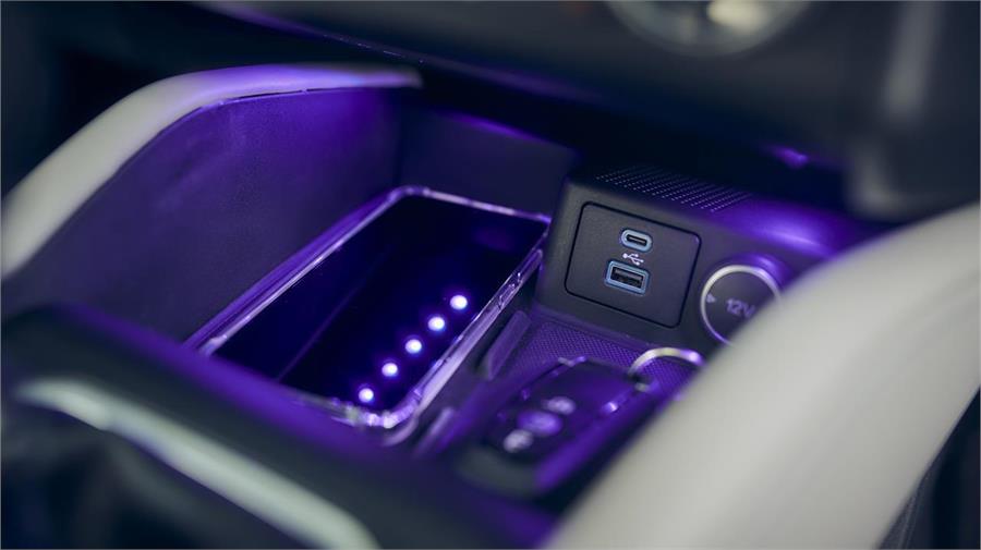 El Ford Mindfulness Concept equipa una tecnología a base de luz UV-C que detiene la reproducción de virus y gérmenes en un smartphone, por ejemplo. 