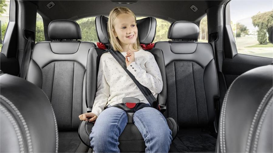 Para los niños más mayores los expertos de AESVi recomiendan usar sillas con respaldo y comprobar que el cinturón de seguridad están bien tensado y no están enganchado ni enrollado.
