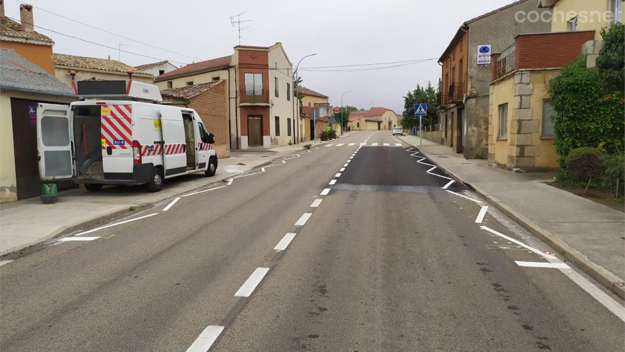 Líneas de bordes quebrados pintadas en la carretera
