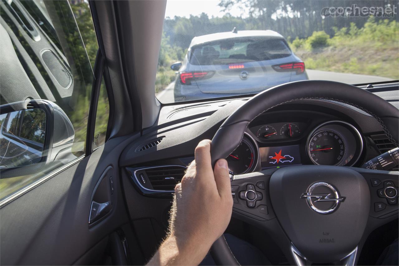 El AEB detecta el riesgo de colisión. Si el conductor no reacciona es capaz de reducir la velocidad e incluso de frenar el vehículo de manera automática.