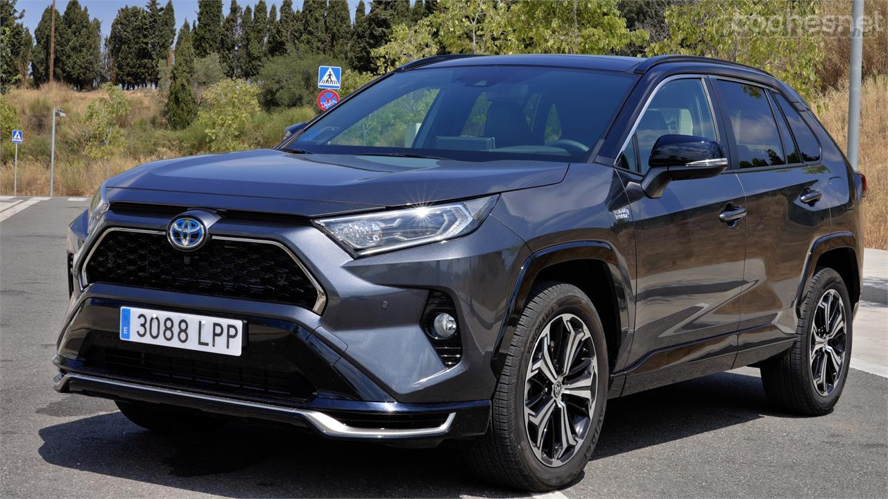 El SUV medio de Toyota ya ofrece su nueva versión híbrida enchufable. Ofrece potencia, espacio y calidad a cambio de mucho dinero.