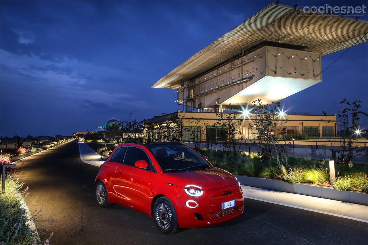 Así se ve la antigua pista del Lingotto al anochecer. El nuevo Fiat 500 RED preside la escena, como representante de la última evolución de los productos de Fiat. 