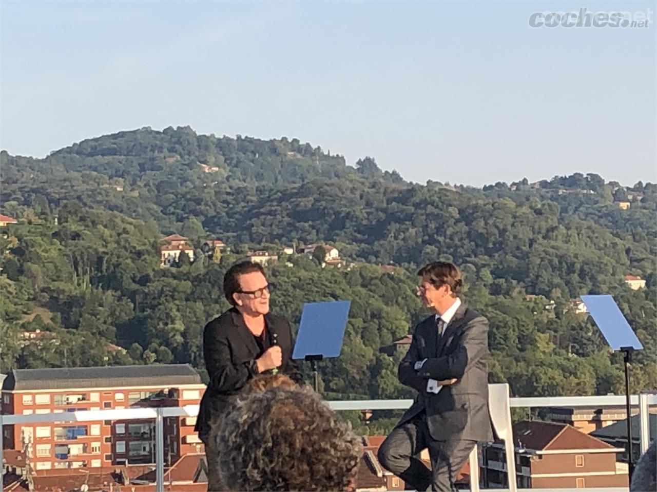 Bono, el cantante de U2, estuvo presente en la inauguración. Le entrevistó Olivier François, CEO de FIAT y CMO de Stellantis. 