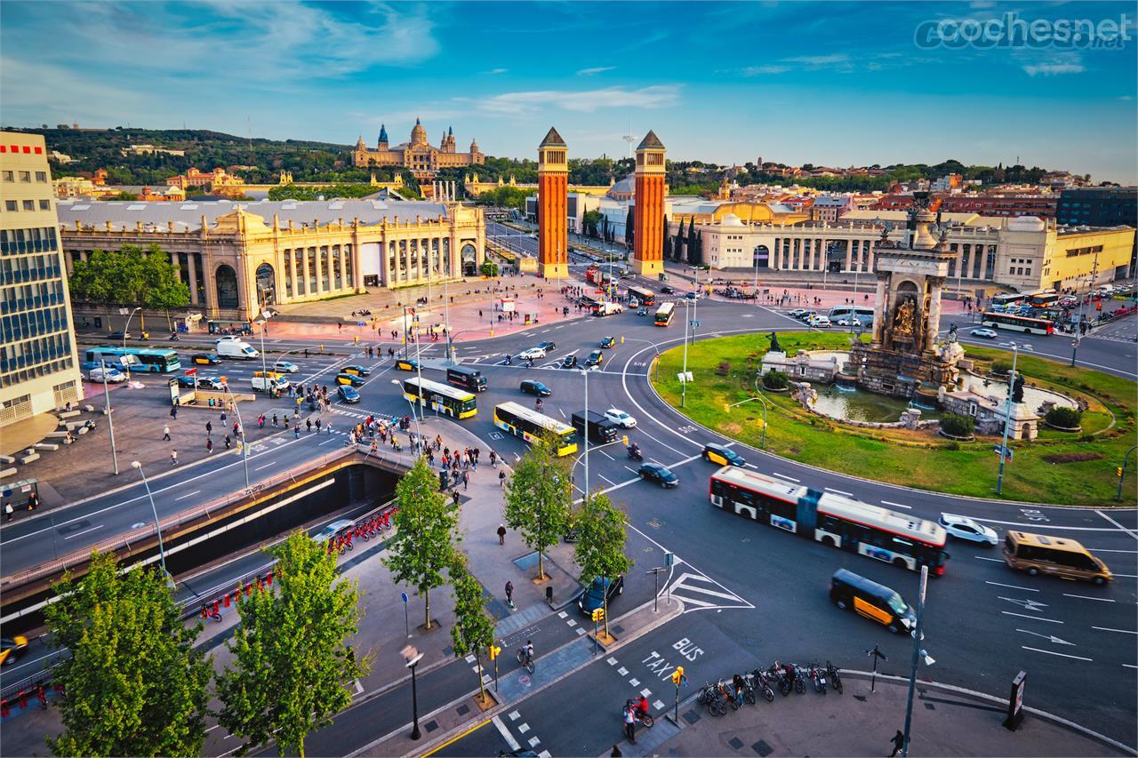 La circulación por Barcelona y el área metropolitana irá dificultándose paulatinamente para los coches más contaminantes, según el calendario previsto. 