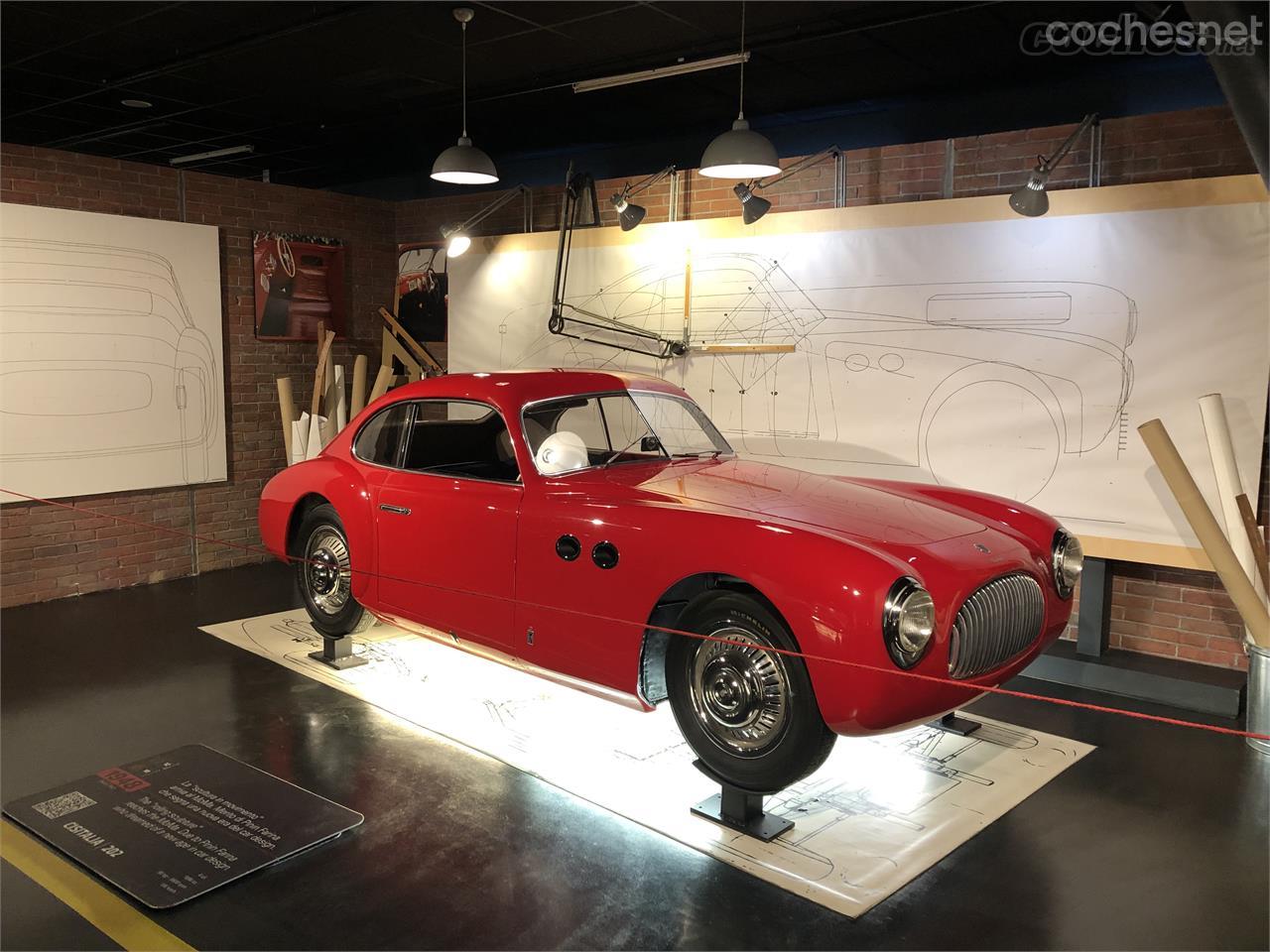 Hermoso Cisitalia 202, de 1948, un modelo diseñado por Pininfarina que se ha expuesto en el MoMa de Nueva York. 