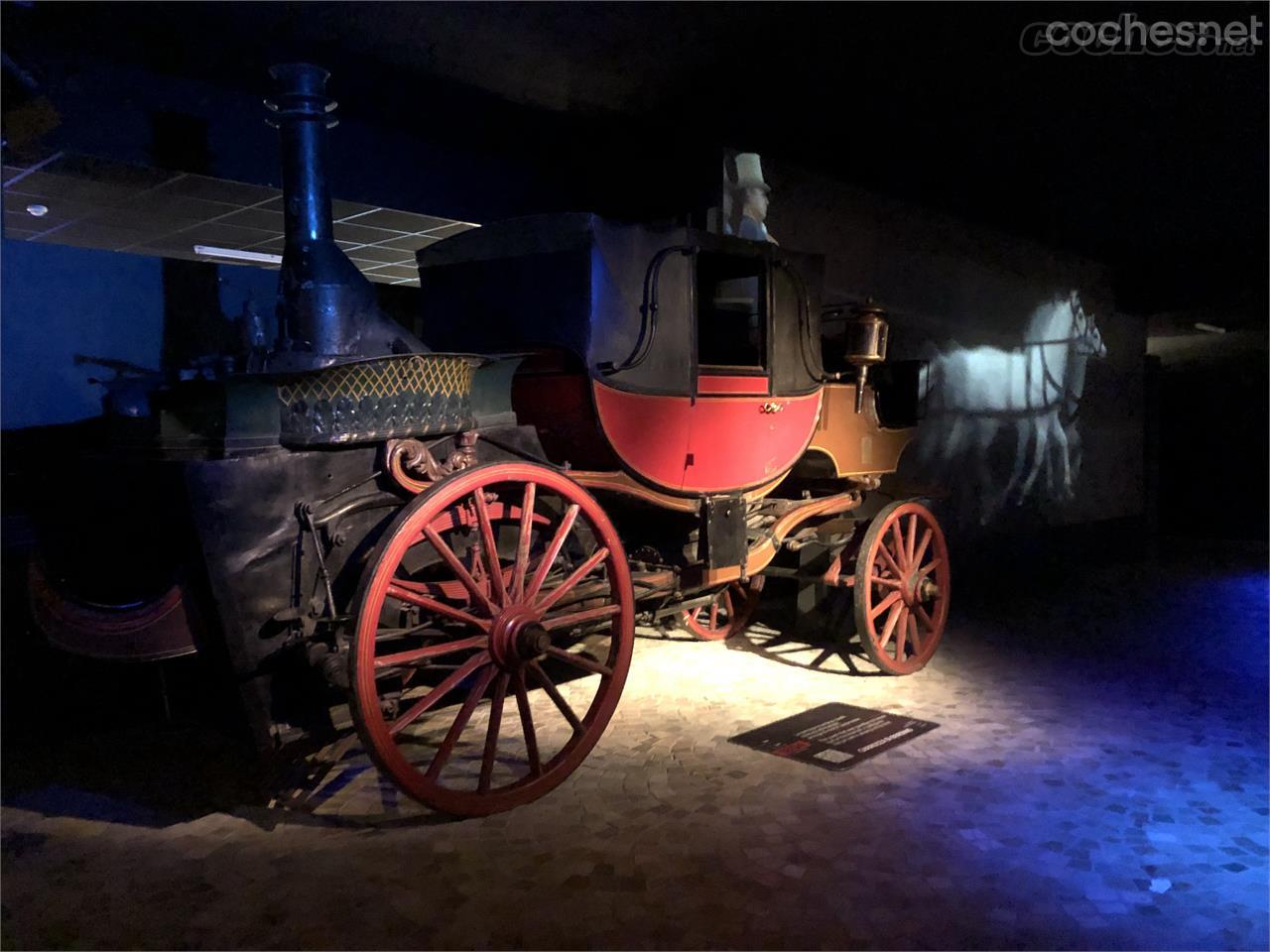 Uno de los primeros coches expuestos en el itinerario cronológico es este carro de caballos convertido en automóvil movido a vapor. 