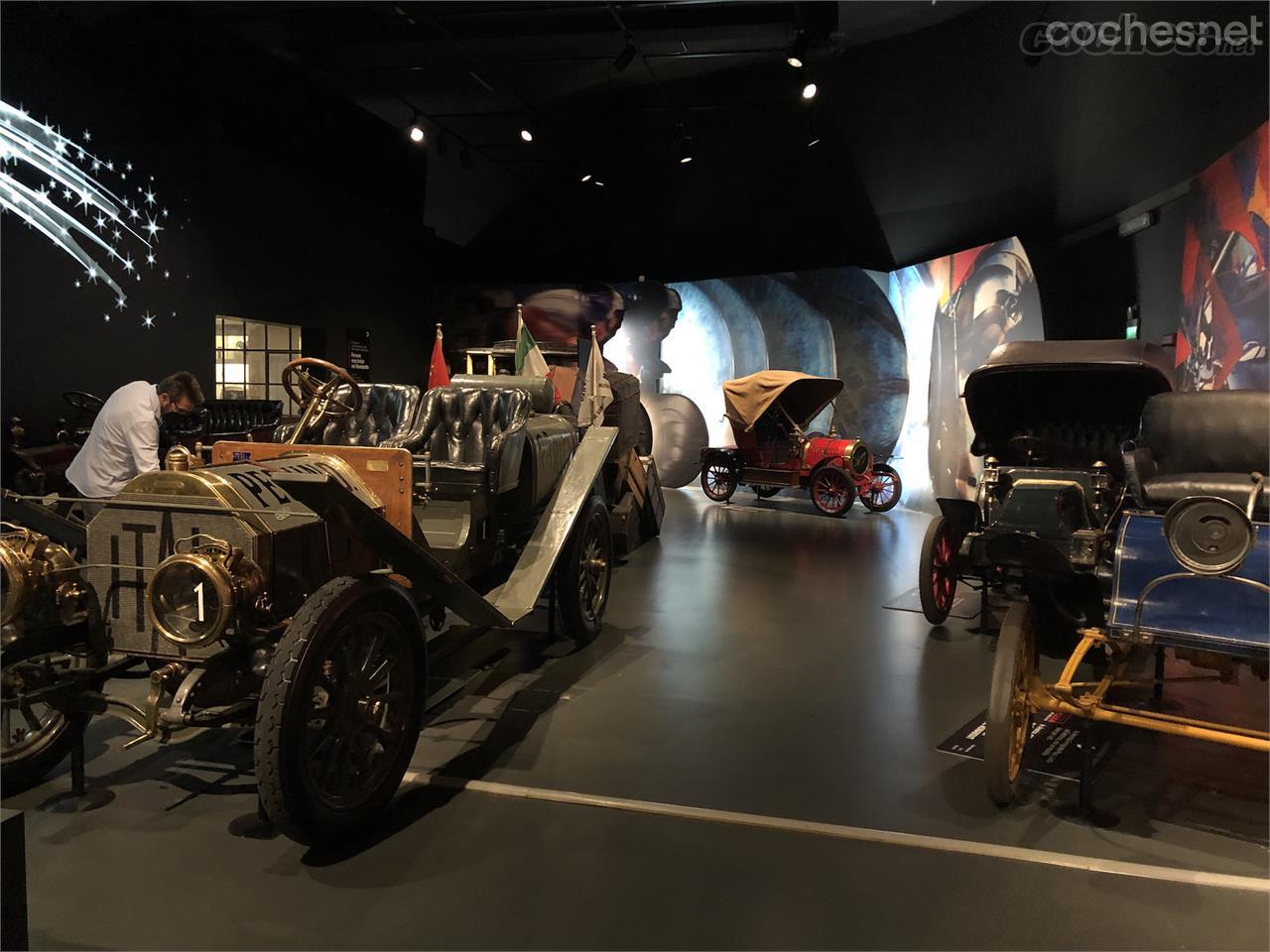 En esta sala se expone el Atala que ganó el rally Pekín-París de 1907. 