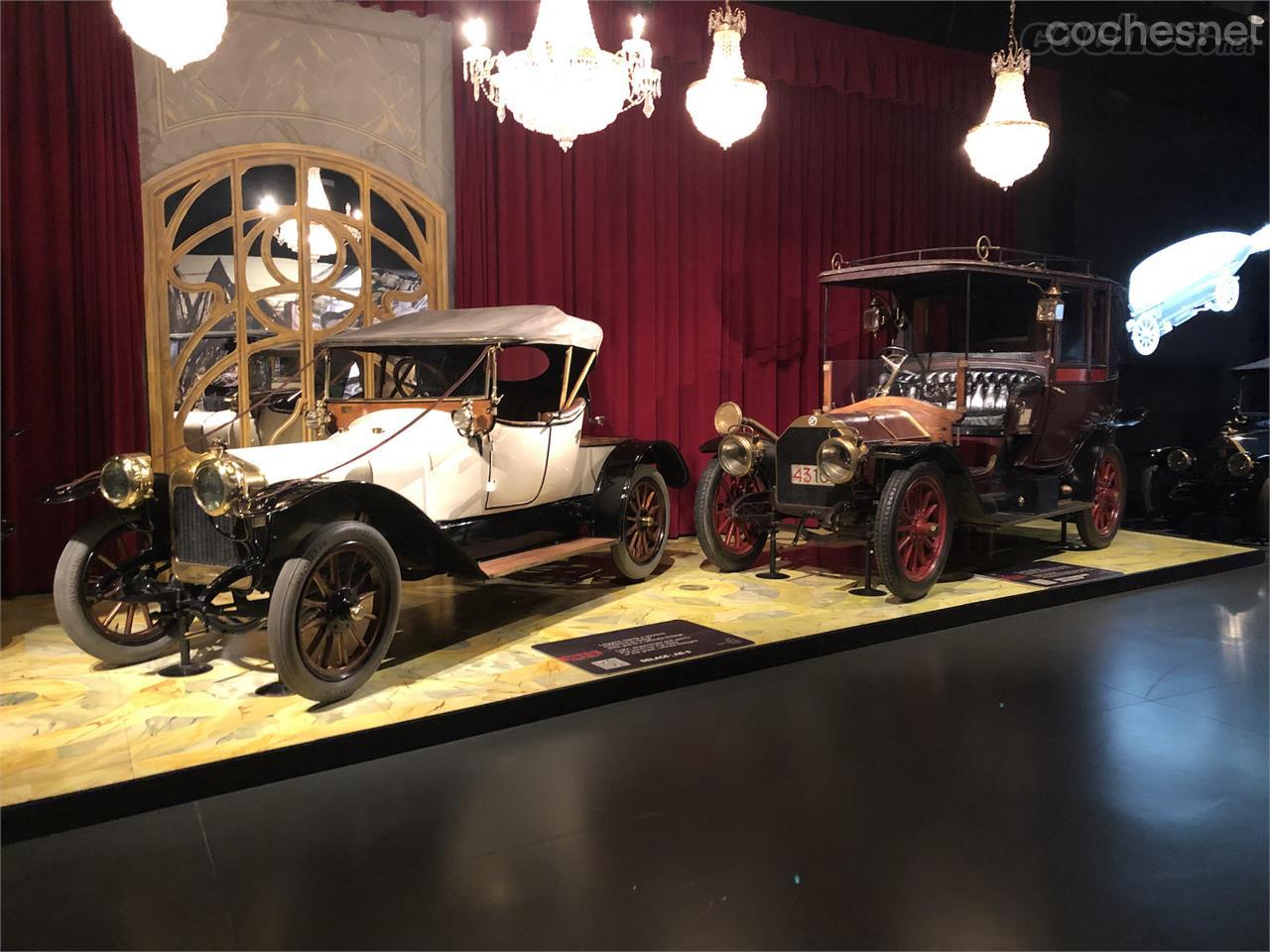 Delage AB-o de 1913, y detrás suyo, un Isotta Fraschini AN 20/30 HP de 1909, que condujo una de las primeras mujeres que obtuvieron un permiso de conducir. 
