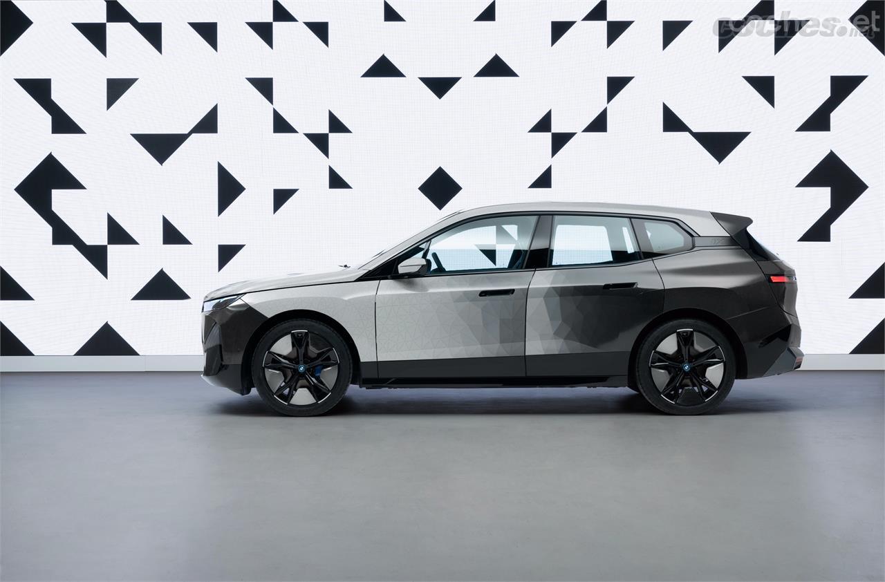 El concept car BMW iX Flow está revestido con paneles de "tinta electrónica" que le permiten cambiar su color de manera no necesariamente uniforme.