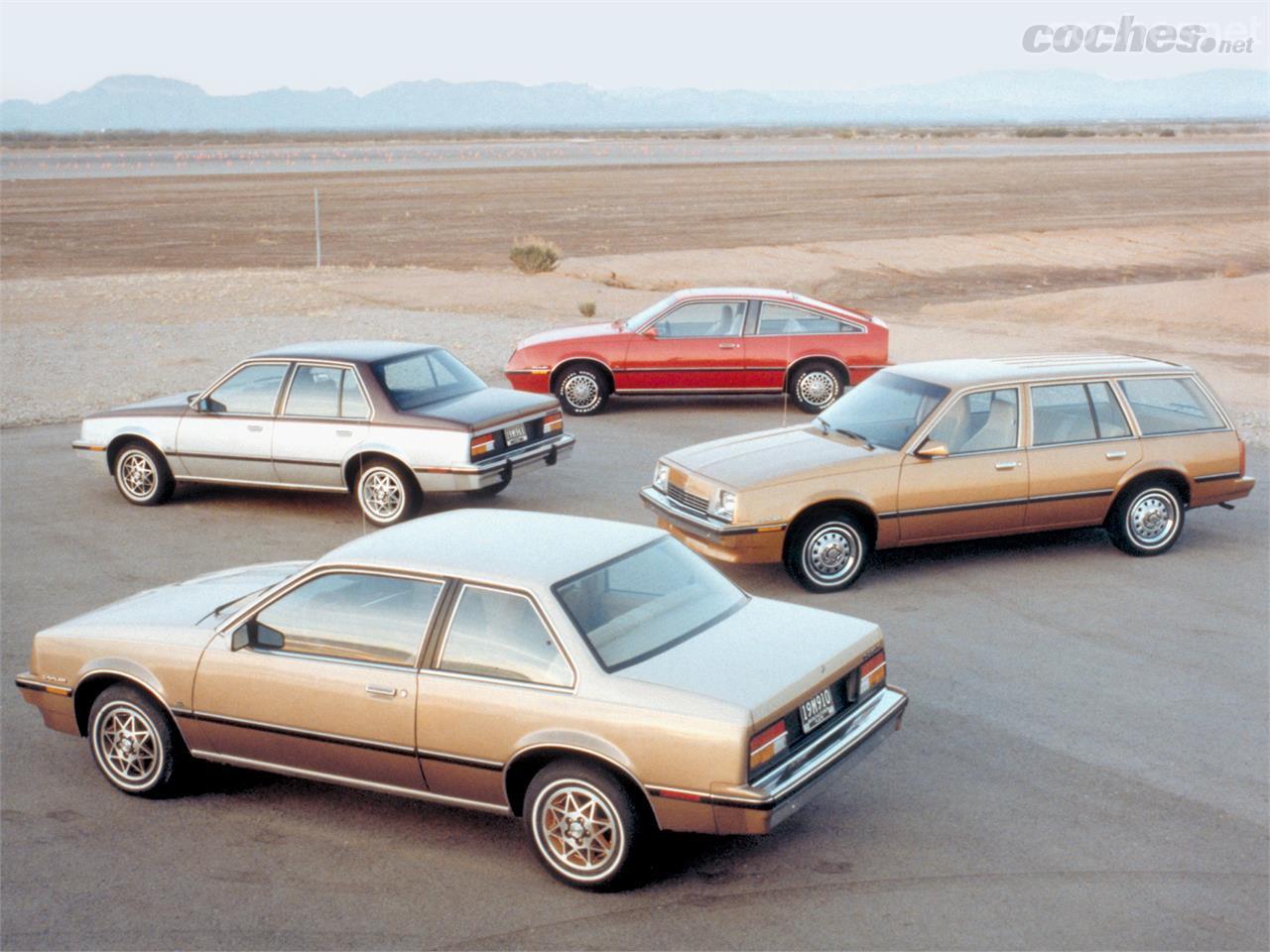 Reunión de caballeros en medio del desierto de Arizona. Estos Chevrolet baratos se vendieron como rosquillas en los States menos pijos.