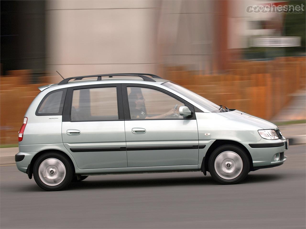 El becario de Pininfarina debía de estar en Matrix cuando dibujó el lateral de este Hyundai del mismo nombre. El señor que lo conduce está tan hacía acá porque es surafricano.