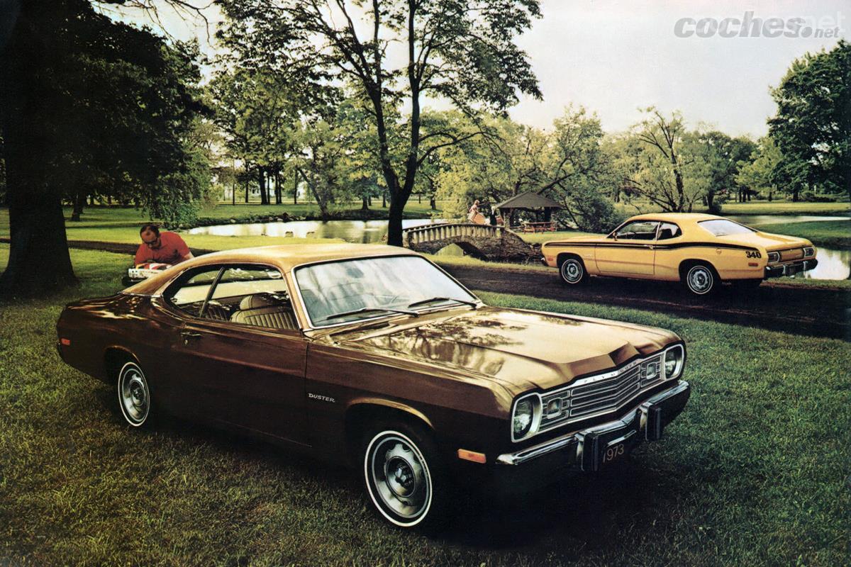 El coche más cercano a la cámara es un Plymouth Duster, lo que en los 70 se consideraba un coche de primer precio y tamaño compacto. El de atrás... también.