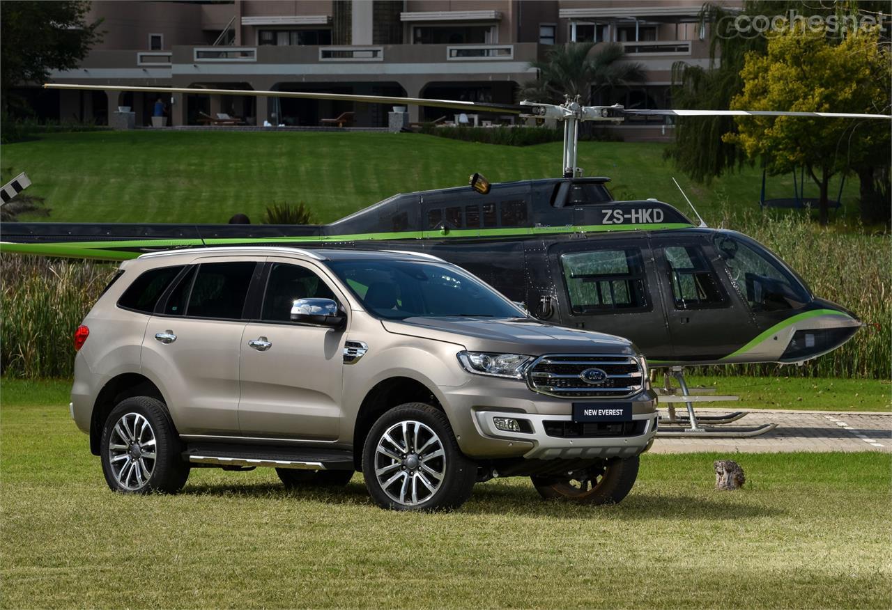 Esta es la versión más completa y lujosa del Ford Everest. Hay otras más de batalla, sin tanto cromado.