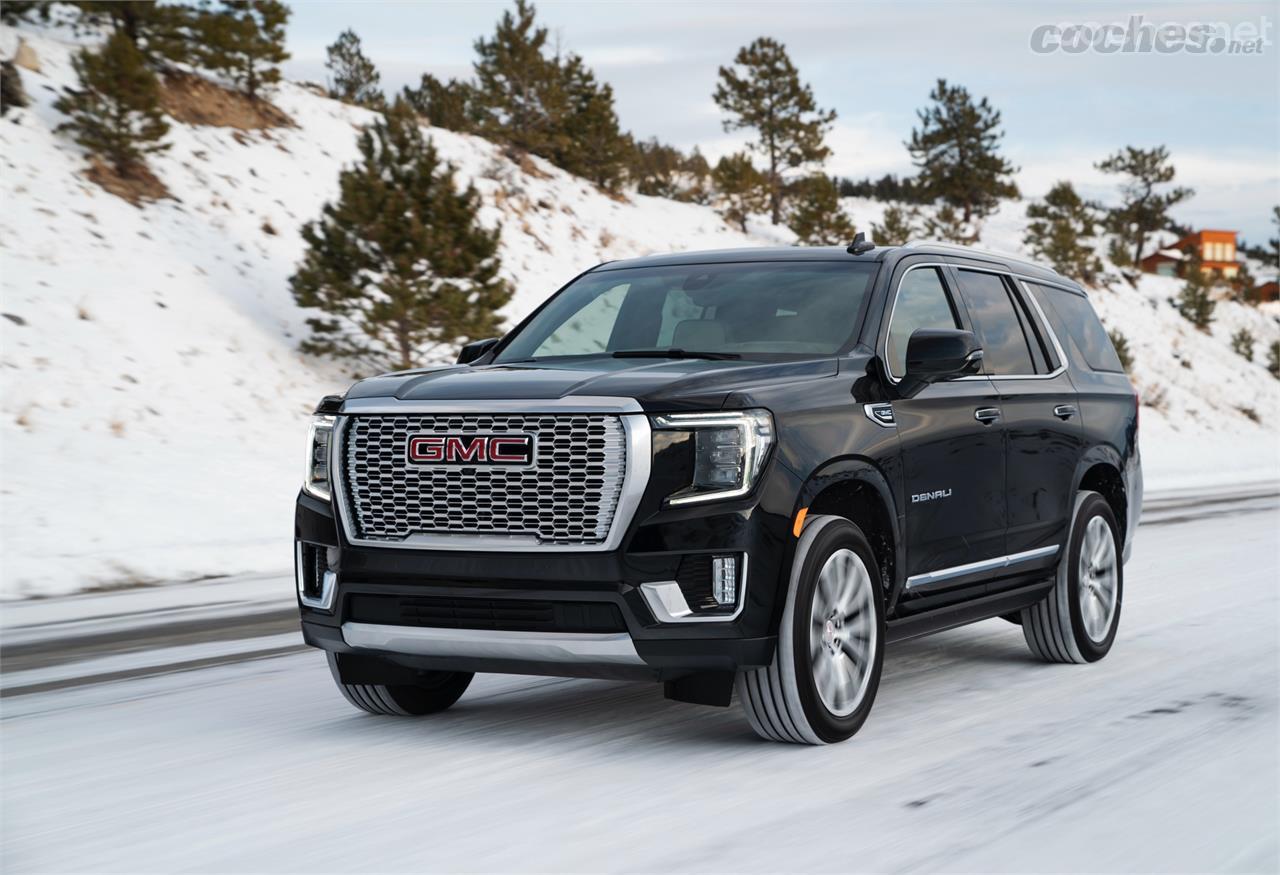 Esta parrilla con un coche pegado es la última generación (la actual) del GMC Yukon Denali. Denali porque es la versión de lujo y Yukon (que no Yukon XL) porque es el corto.