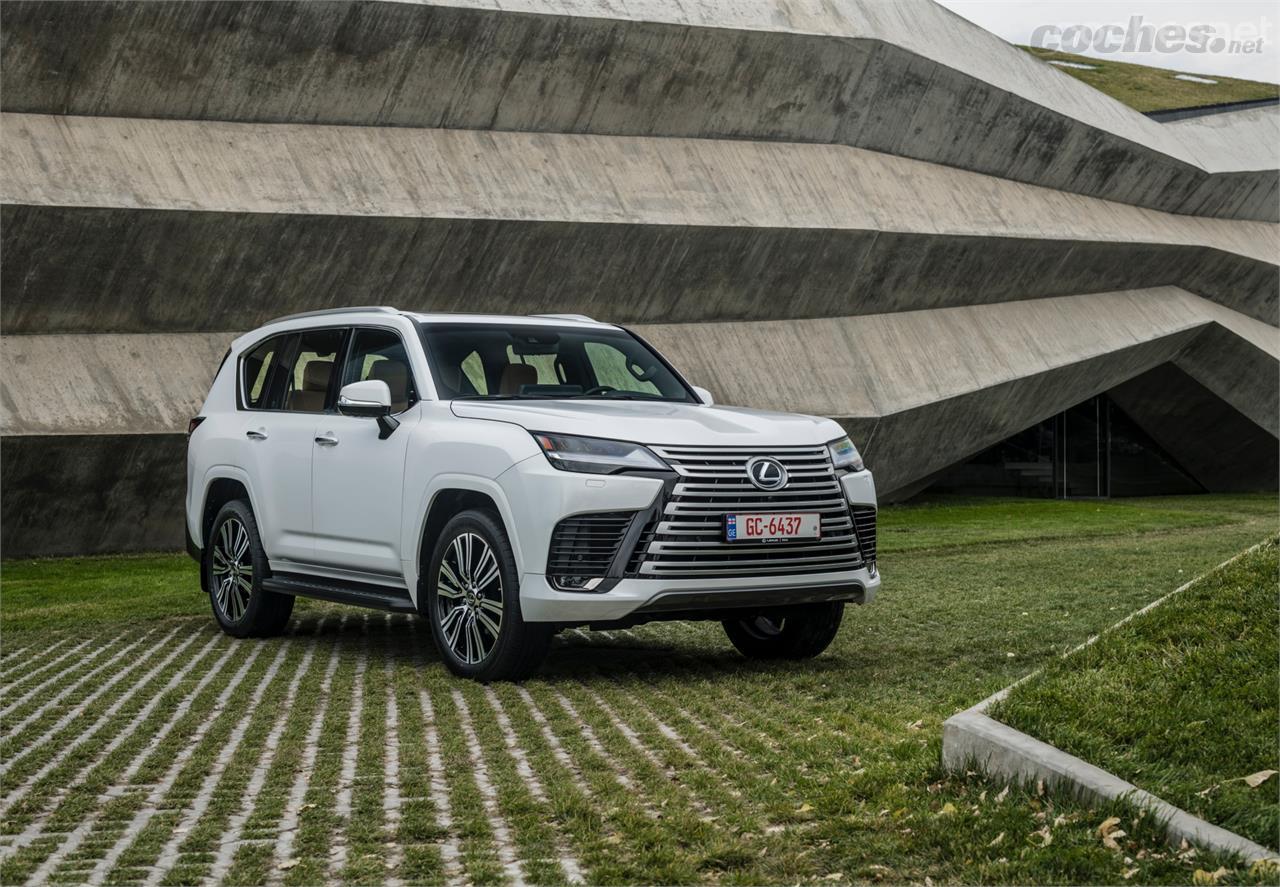 El nuevo Toyota Land Cruiser 300 muta en Lexus LX en cuanto recibe el parrillón de la foto.