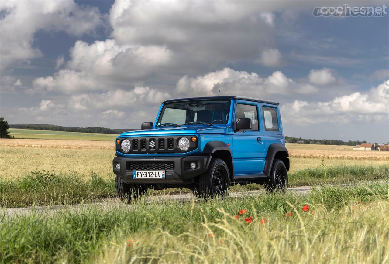 Si observáis por la ventana veréis la rejilla de separación de carga que delata a este Jimny como a una furgoneta de dos plazas. Por eso ha vuelto.