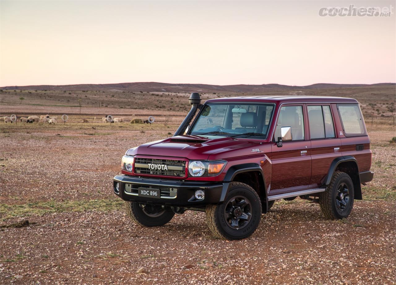 Aunque cueste de creer, esto es un coche fabricado en 2021. Además, es una serie especial que celebra el 70 aniversario del modelo. De nuevo, en el fondo, paisaje australiano.