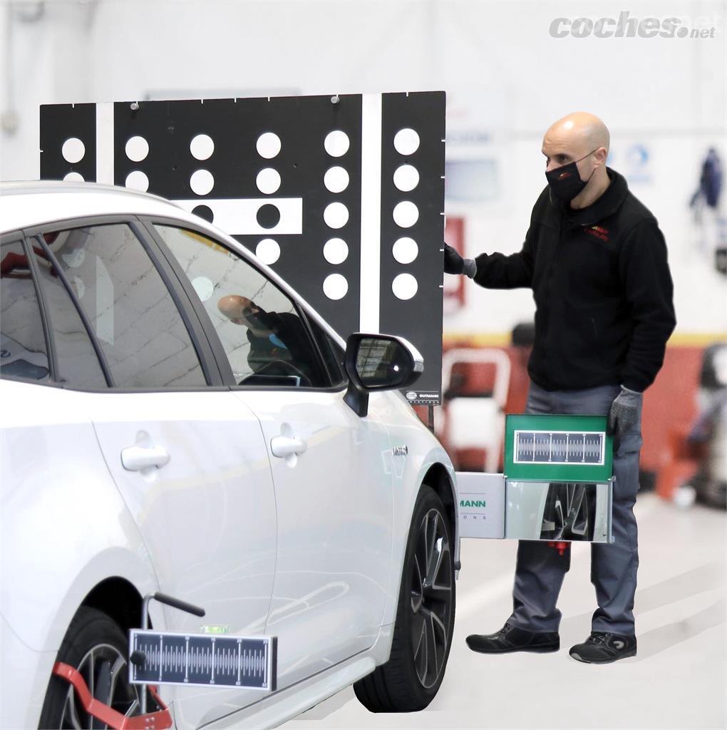 La maquinaria de calibración utiliza unos paneles que se colocan en el frontal del coche, como referencia. 