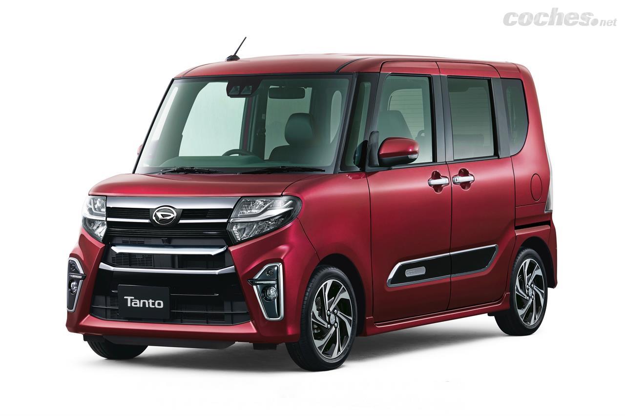 La parrilla cromada y ese color burdeos indican que este Daihatsu Tanto, uno de los kei más populares en Japón, es una versión Custom.