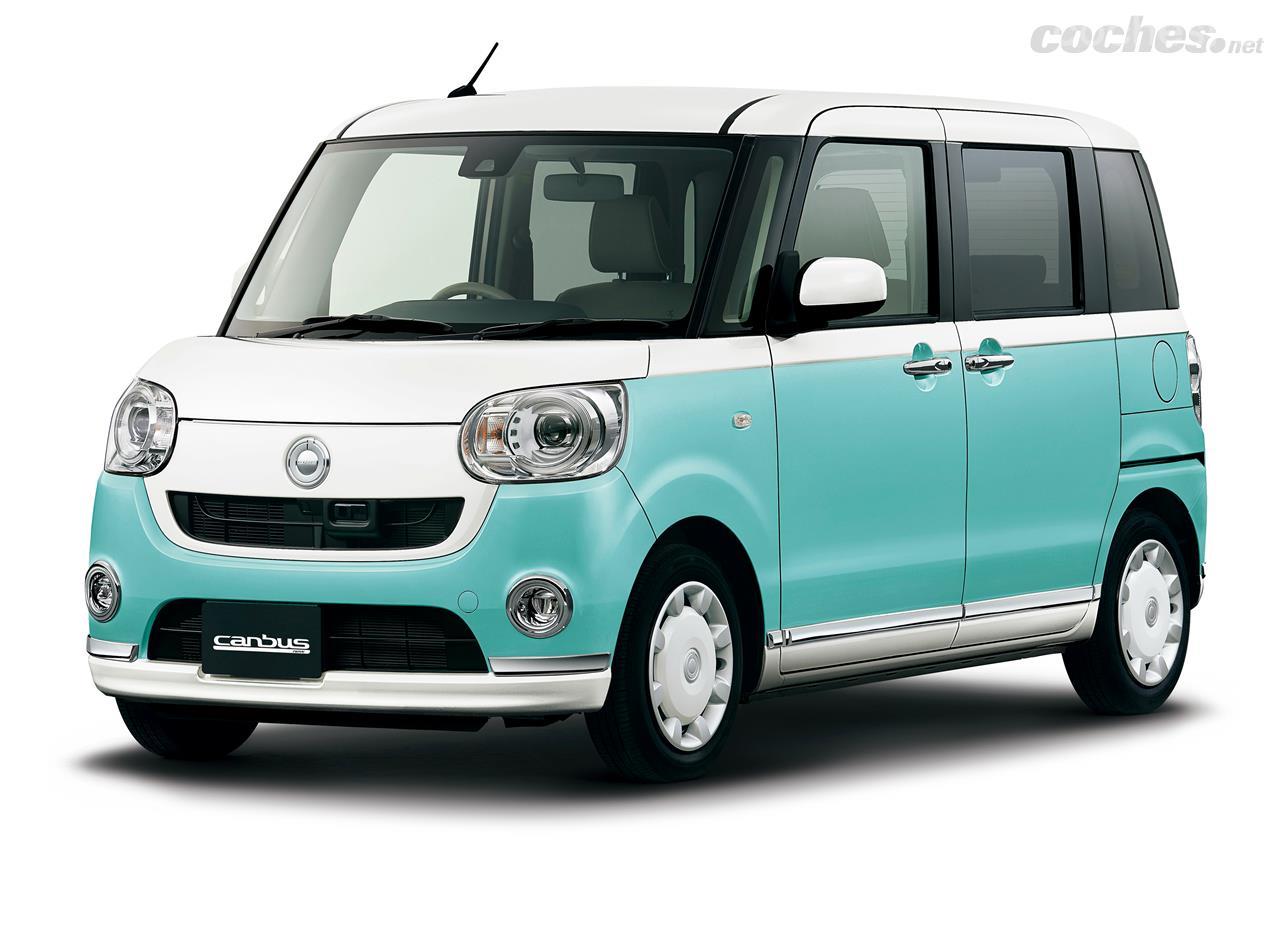 Esta especie de Bully en miniatura es el Daihatsu Move Canbus, un minivan de lo más cool para llevar a los niños a clase de sumo.