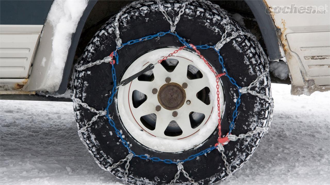 En qué ruedas se montan las cadenas para la nieve?