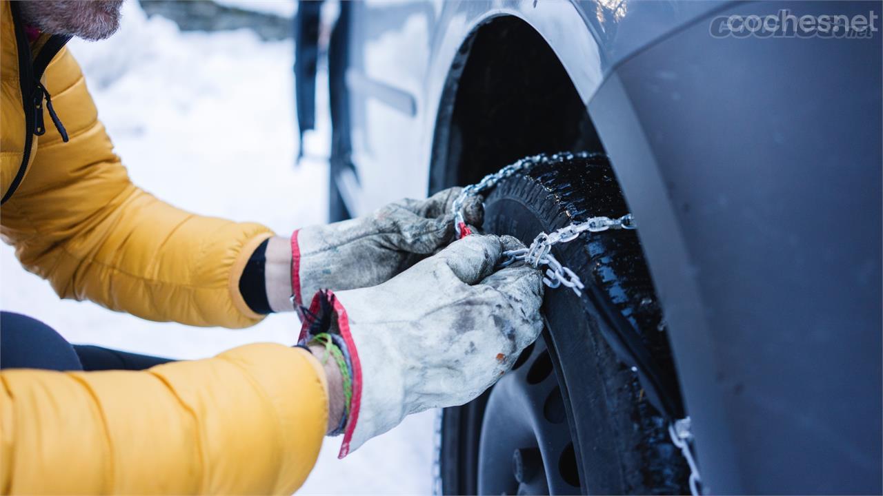 Cómo poner las cadenas en el coche para la nieve y el hielo en dos