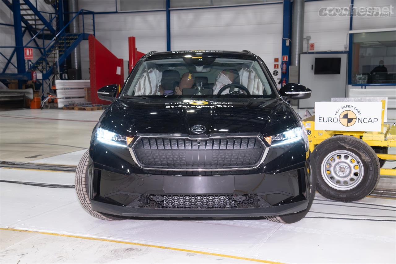 En el crash test lateral, el Skoda Enyaq iV demostró no sufrir grandes zonas de deformación en su carrocería. 