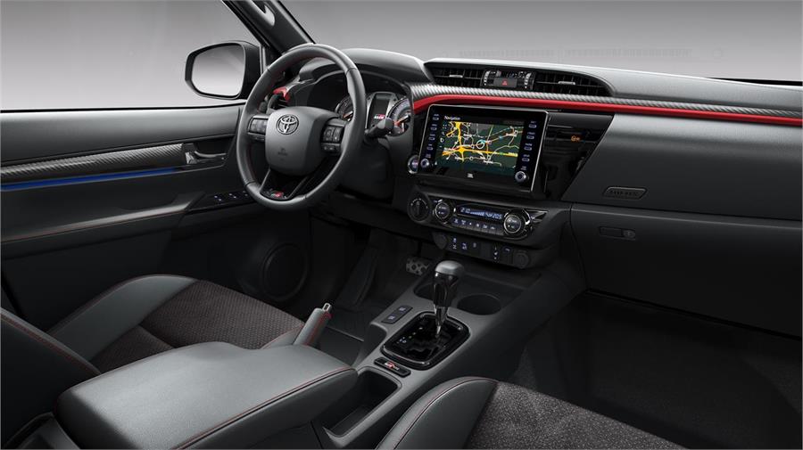 El interior del Toyota Hilux GR Sport ofrece una mayor atención al detalle. 