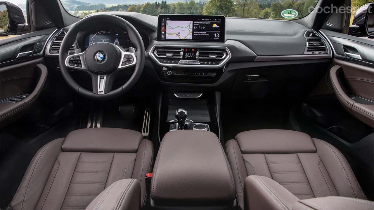 El BMW X3 sigue contando con un mando giratorio i Drive, junto al cambio, para gestionar de forma más fácil el sistema multimedia.