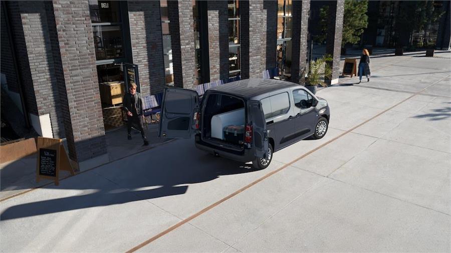 Con el doble portón trasero o la puerta lateral corredera la funcionalidad de uso de estas furgonetas es muy alta. 
