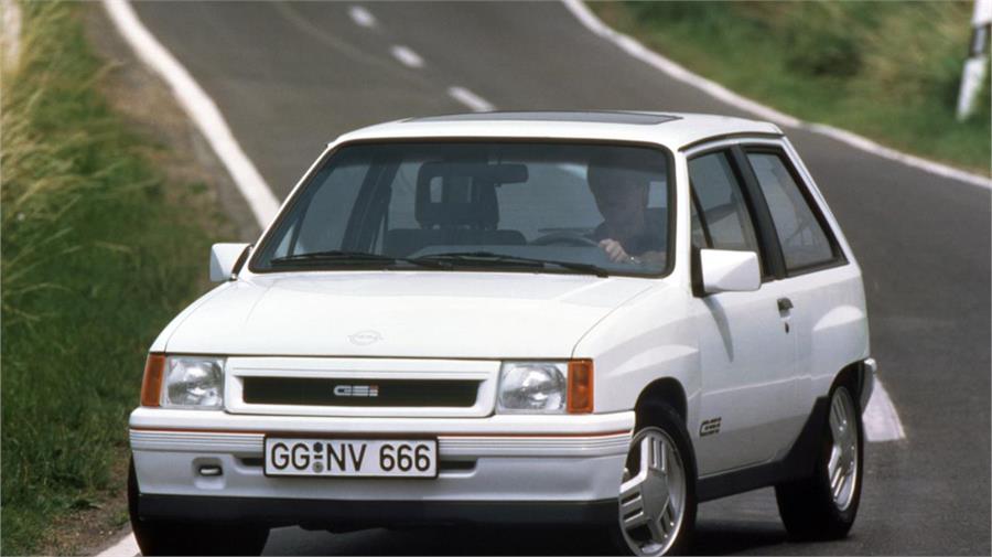 La versión GSi del Corsa A, con su motor 1.6 de 100 CV era el sueño de muchos conductores jóvenes a finales de la década de 1980.