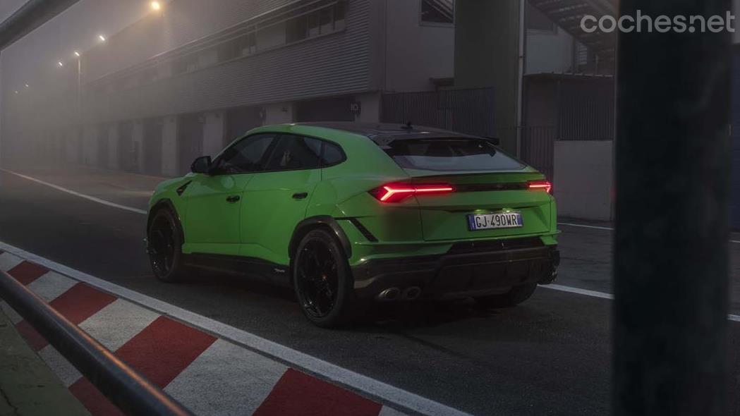 De serie además de todo el carbono, el Urus Performante también monta escapes Akrapovic.