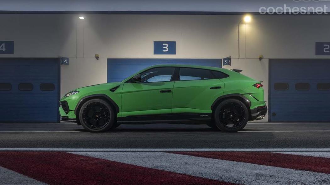 A excepción del techo y los retrovisores, el resto de carbono que luce el Urus Performante es de serie.