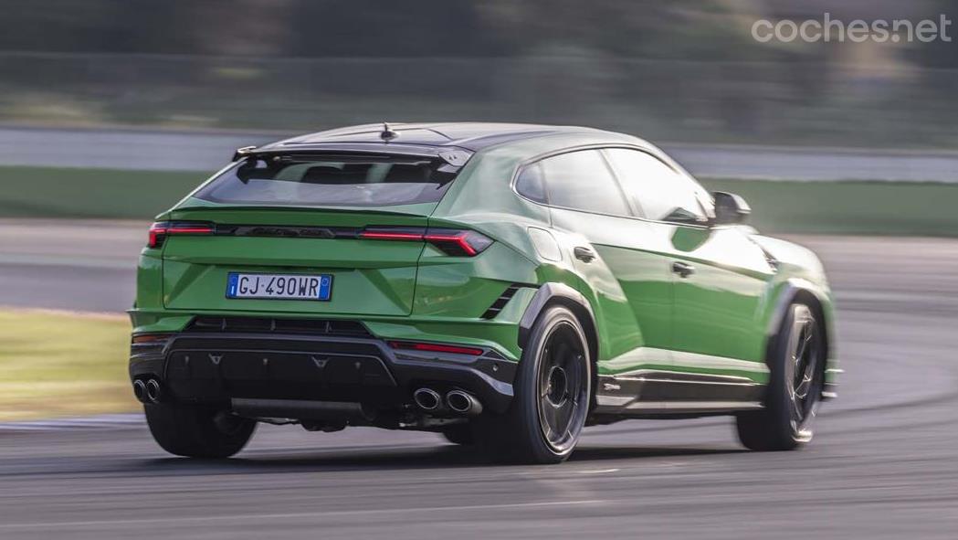 La nueva calibración de la dirección trasera le ayuda a ser todavía más ágil tanto en la entrada, como en la salida de las curvas más lentas.