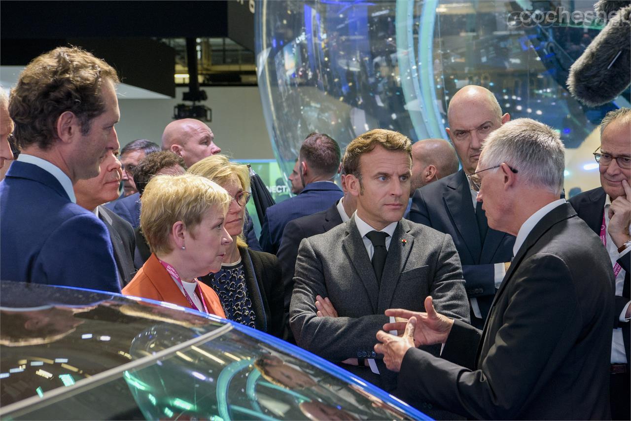 Carlos Tavares (a la derecha) conversa con Emmanuel Macron, presidente de Francia, ante la mirada de Linda Jackson, directora de la marca Peugeot.