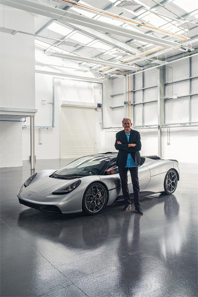 Gordon Murray junto a su última creación, el Gordon Murray Automotive T.50. Anunció 100 unidades y las vendió en un santiamén. 