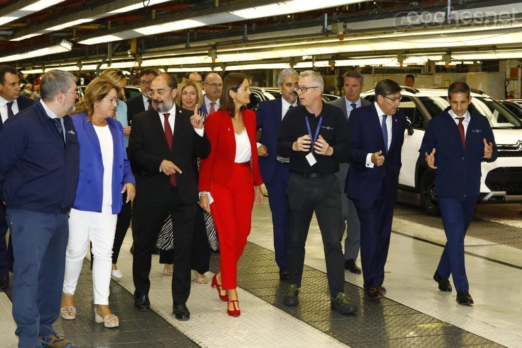 La ministra de industria, Reyes Maroto, en una reciente visita a la planta de Stellantis de Figueruelas, una de las beneficiadas por el PERTE.