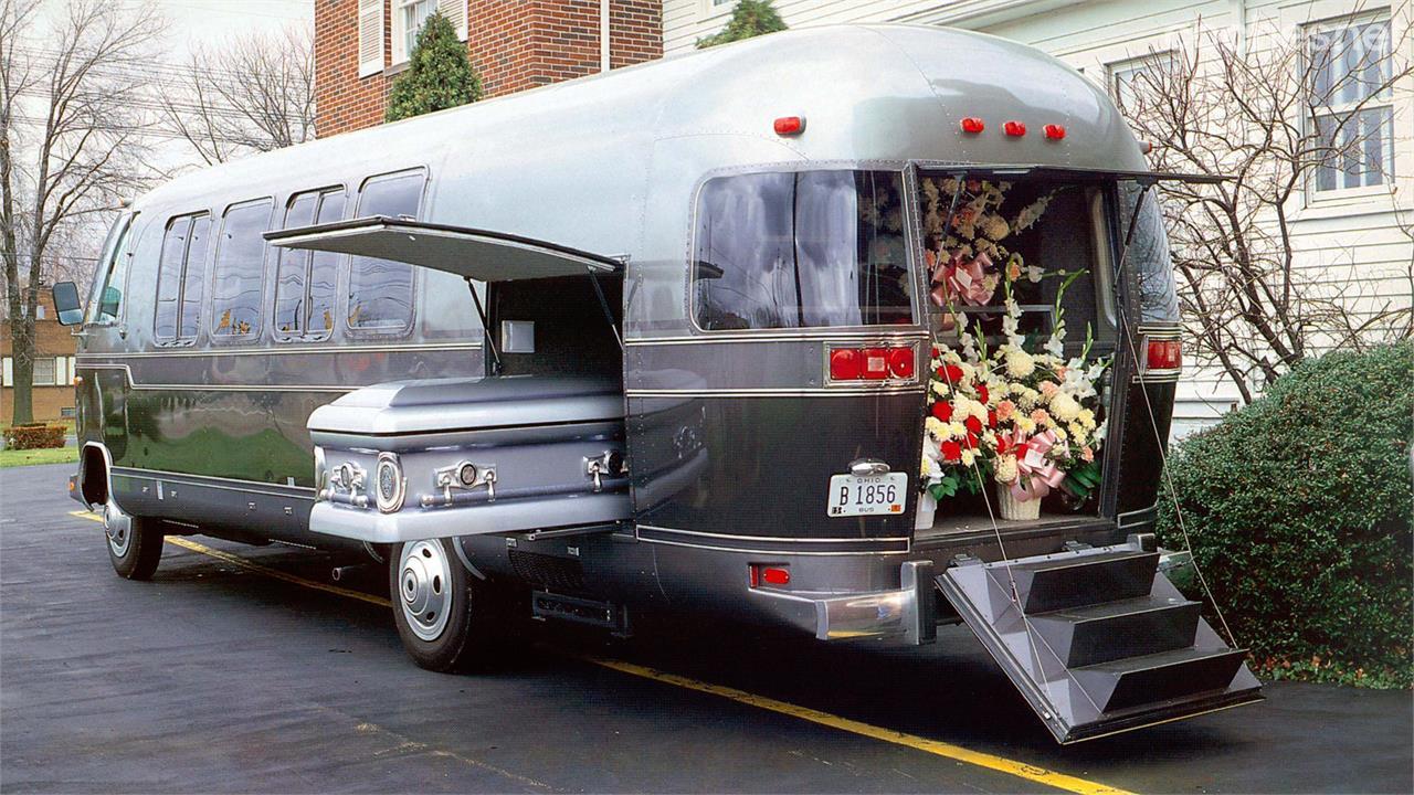 Airstream, fabricante americano de autocaravanas creó el autobús fúnebre, con espacio para toda la familia, el difunto y las flores. Ideal para entierros a 2.000 km de casa.