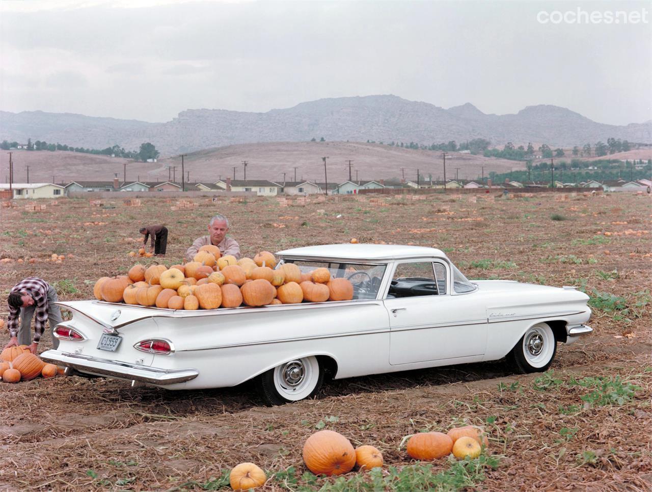 Un honrado granjero de Wisconsin llevando su producción de calabazas al mercado del condado usando el mismo El Camino con el que irá a misa con su señora el domingo.