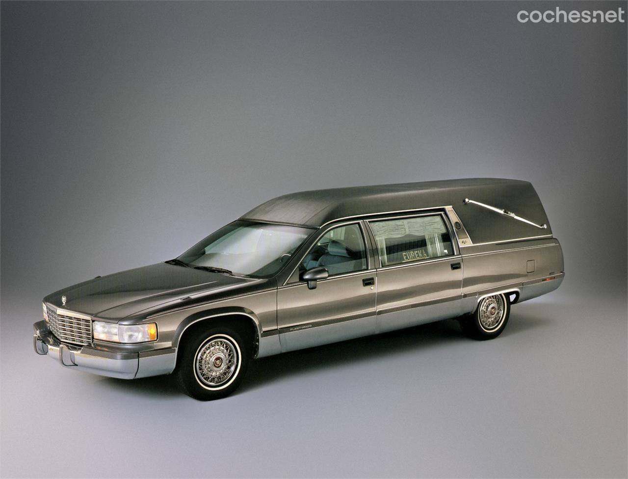 Un Cadillac para el último viaje. Curiosamente, los americanos cierran visualmente la caja trasera y ofrecen más alternativas de color exterior. 