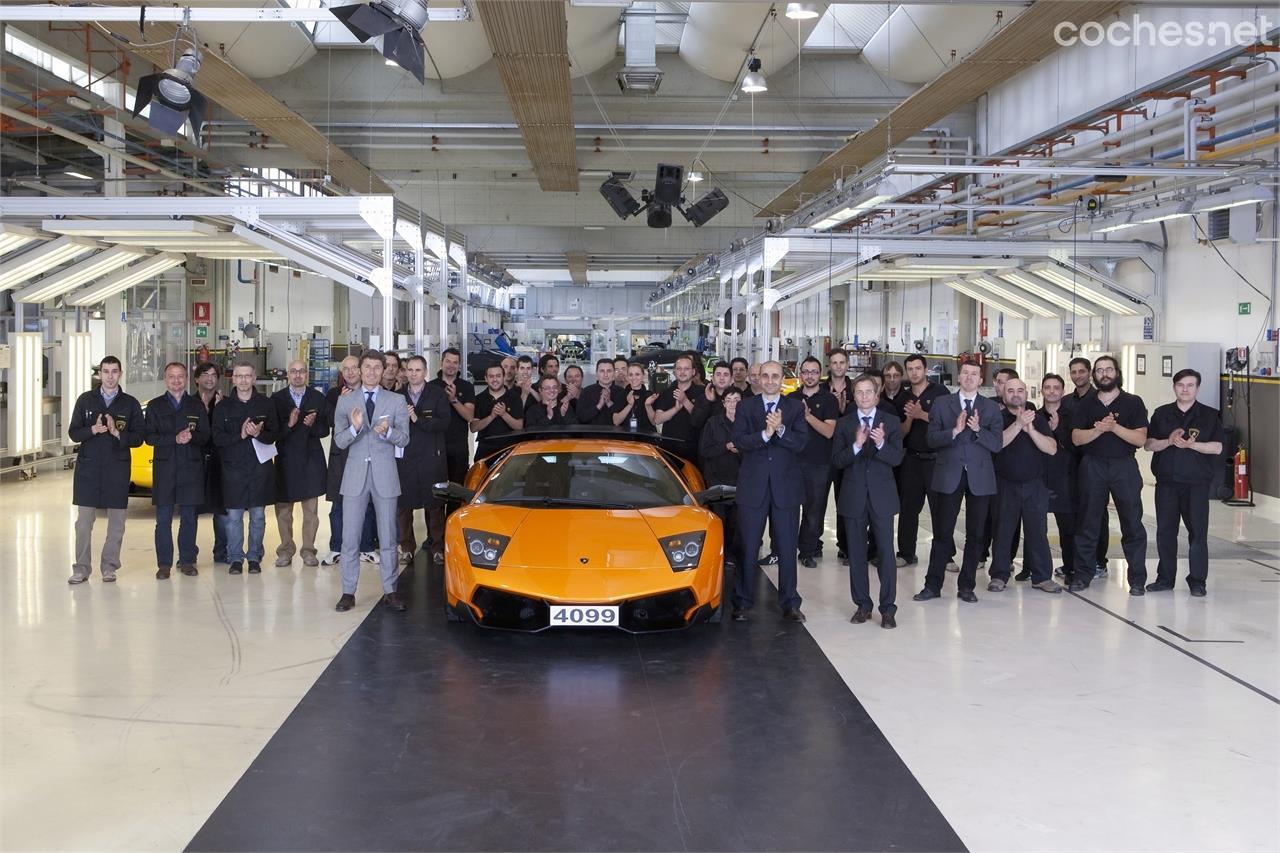 No, no son zombies esperando para salir de caza. Son los mas que dignos dirigentes y trabajadores de Lamborghini despidiendo a la última unidad producida del Murciélago.