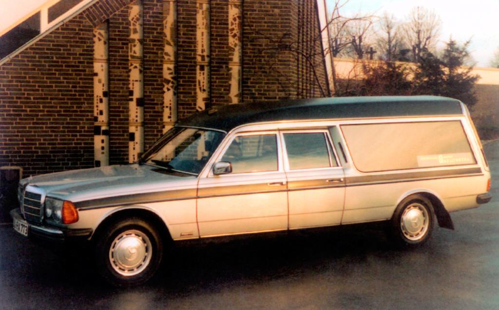 Mercedes-Benz, desde siempre la referencia en este tipo de asuntos. La marca vendía el W123 en versiones chasis.cabina con dos o cuatro puertas.