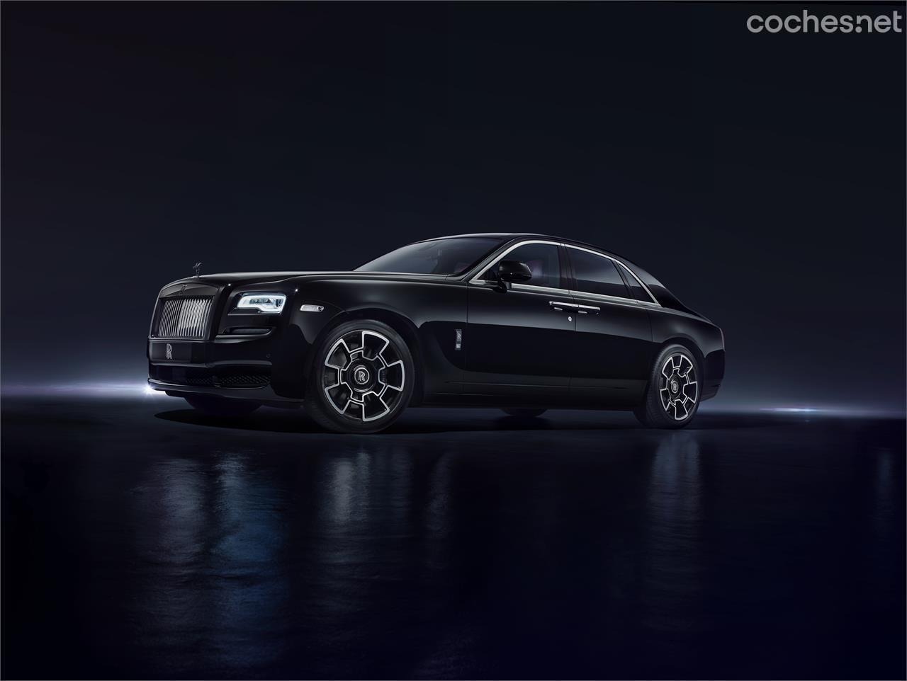 Rolls-Royce es la marca más fantasmagórica que existe. Incluso ambientando las fotos de promoción. Este es el Ghost Black Badge.