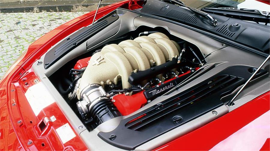 Bajo el capó un magnífico motor V8 con 390 CV que lo convierten en un coche muy exclusivo y diferente. 